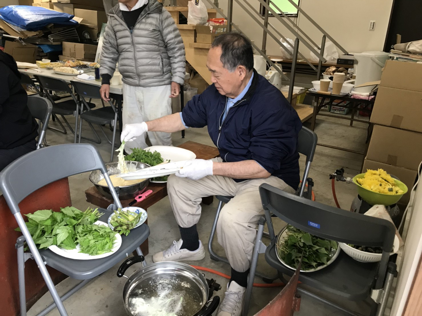 しいたけのコマ打ちと香りの教室（もやいの会5月例会）〈千葉県・吉四六村〉