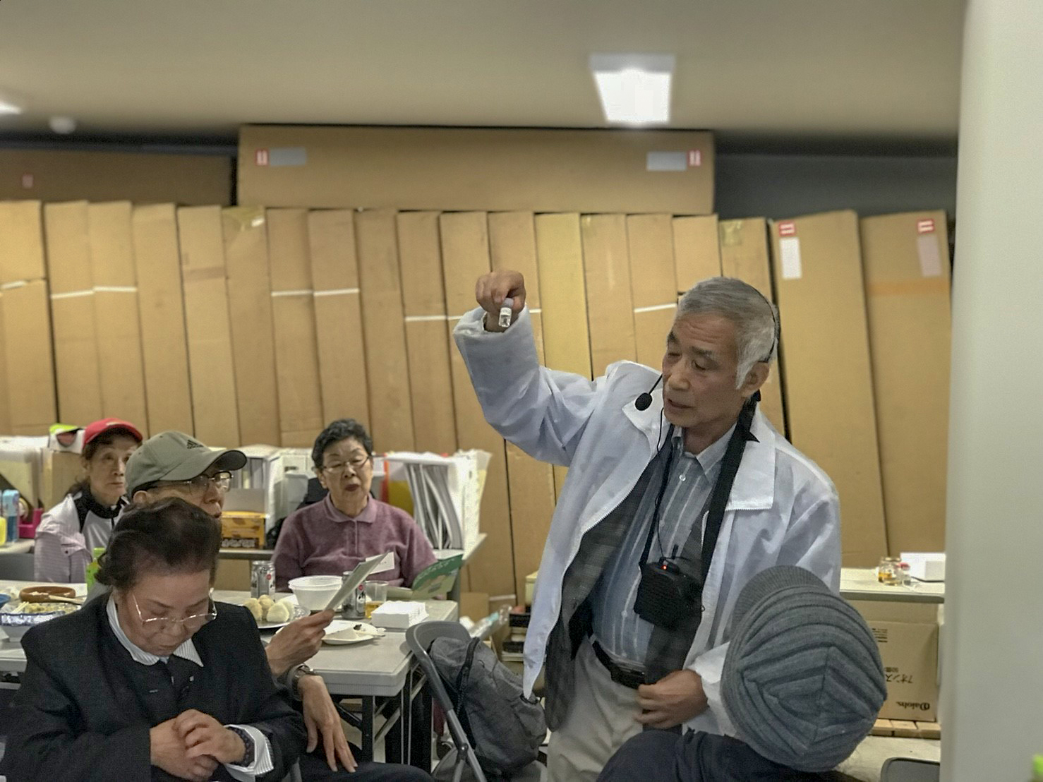 しいたけのコマ打ちと香りの教室（もやいの会5月例会）〈千葉県・吉四六村〉