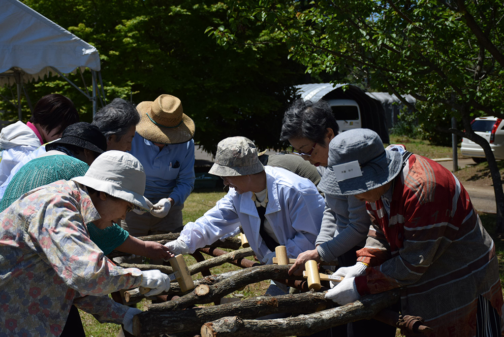 しいたけのコマ打ちと香りの教室（もやいの会5月例会）〈千葉県・吉四六村〉