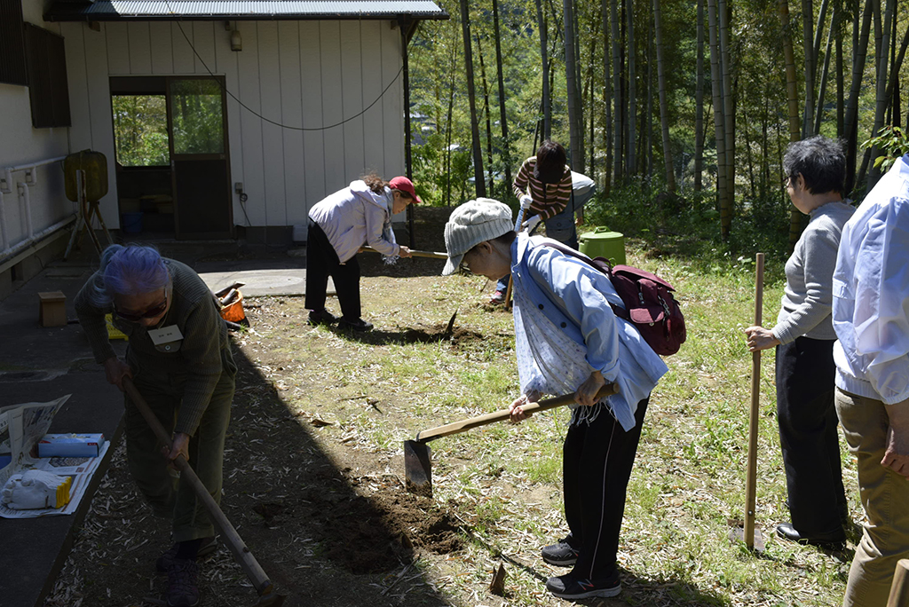 しいたけのコマ打ちと香りの教室（もやいの会5月例会）〈千葉県・吉四六村〉
