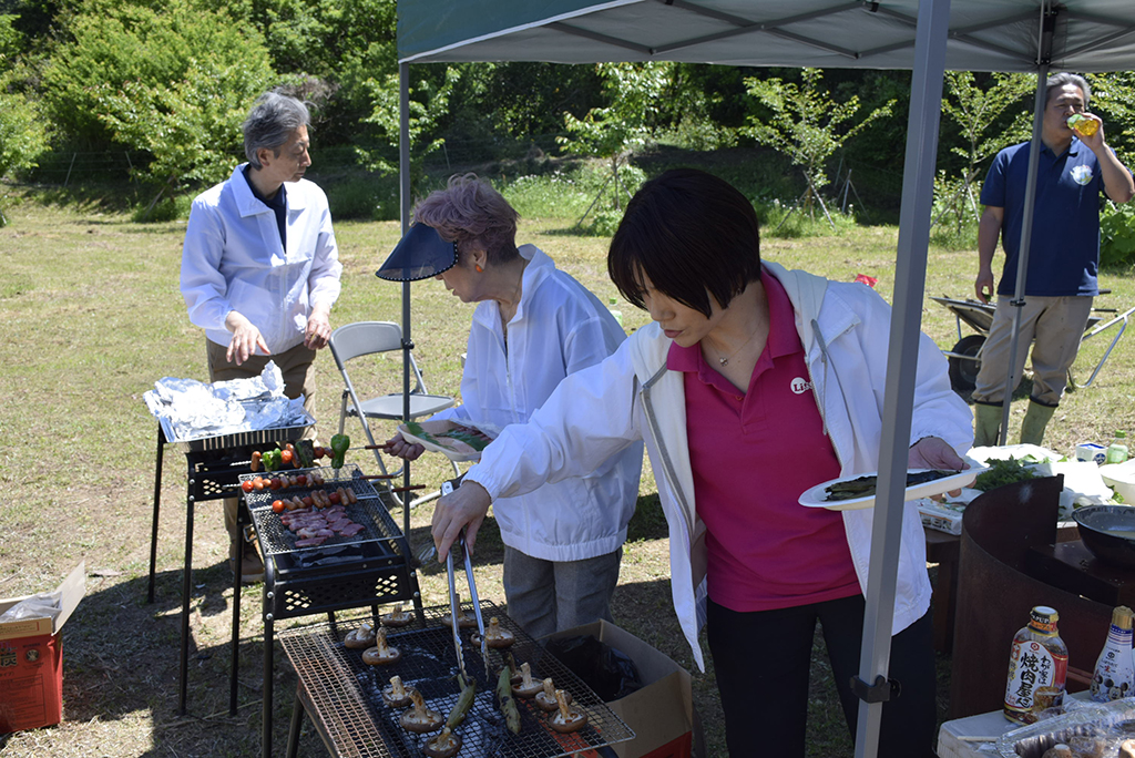 しいたけのコマ打ちと香りの教室（もやいの会5月例会）〈千葉県・吉四六村〉