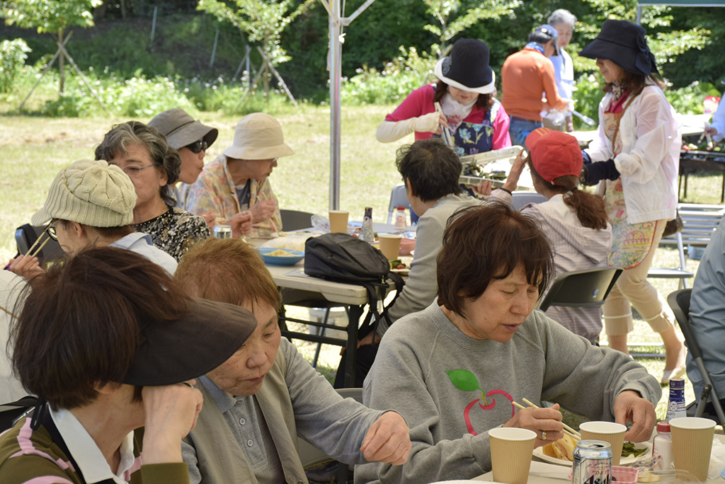 しいたけのコマ打ちと香りの教室（もやいの会5月例会）〈千葉県・吉四六村〉